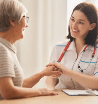 A doctor and patient having a friendly conversation / Un médecin et une patiente discutent amicalement